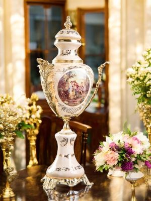 Fine ceramic poutiche, with fixed lid and floral and gold decorations, handmade.