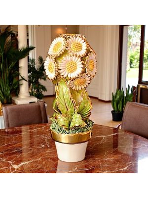 Artistic ceramic plant decorated with daisies and golden details, made entirely by hand.