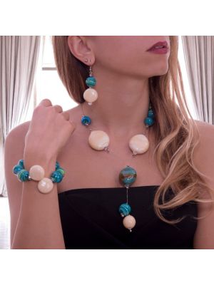 A touch of Venetian sophistication: necklace, bracelet and earrings with real Murano glass pearls.
